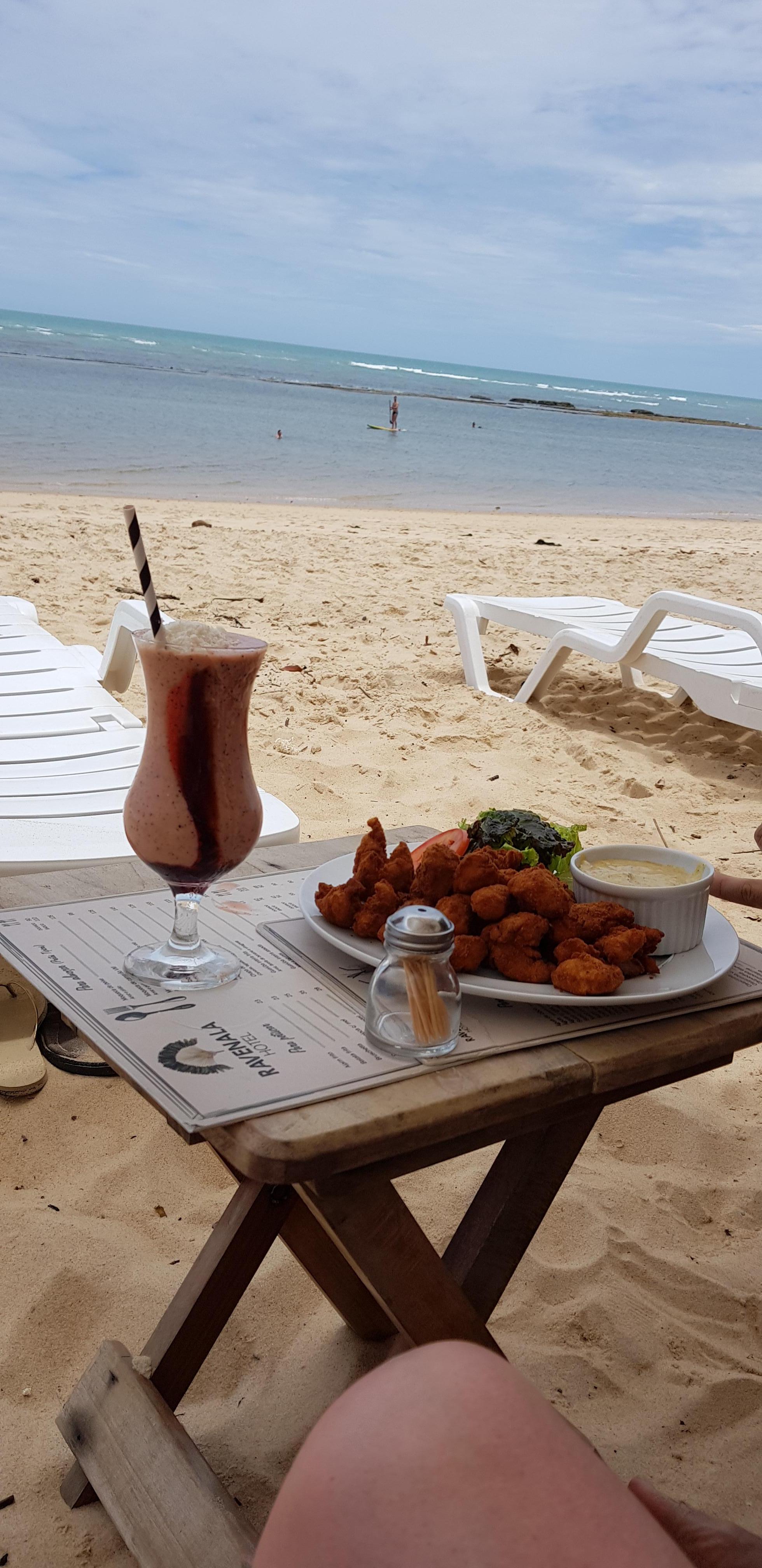 Serviço de bar à beira mar.