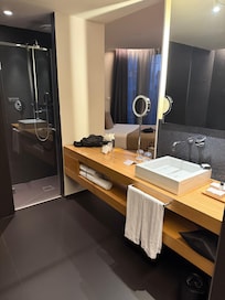 Sink and tub area
