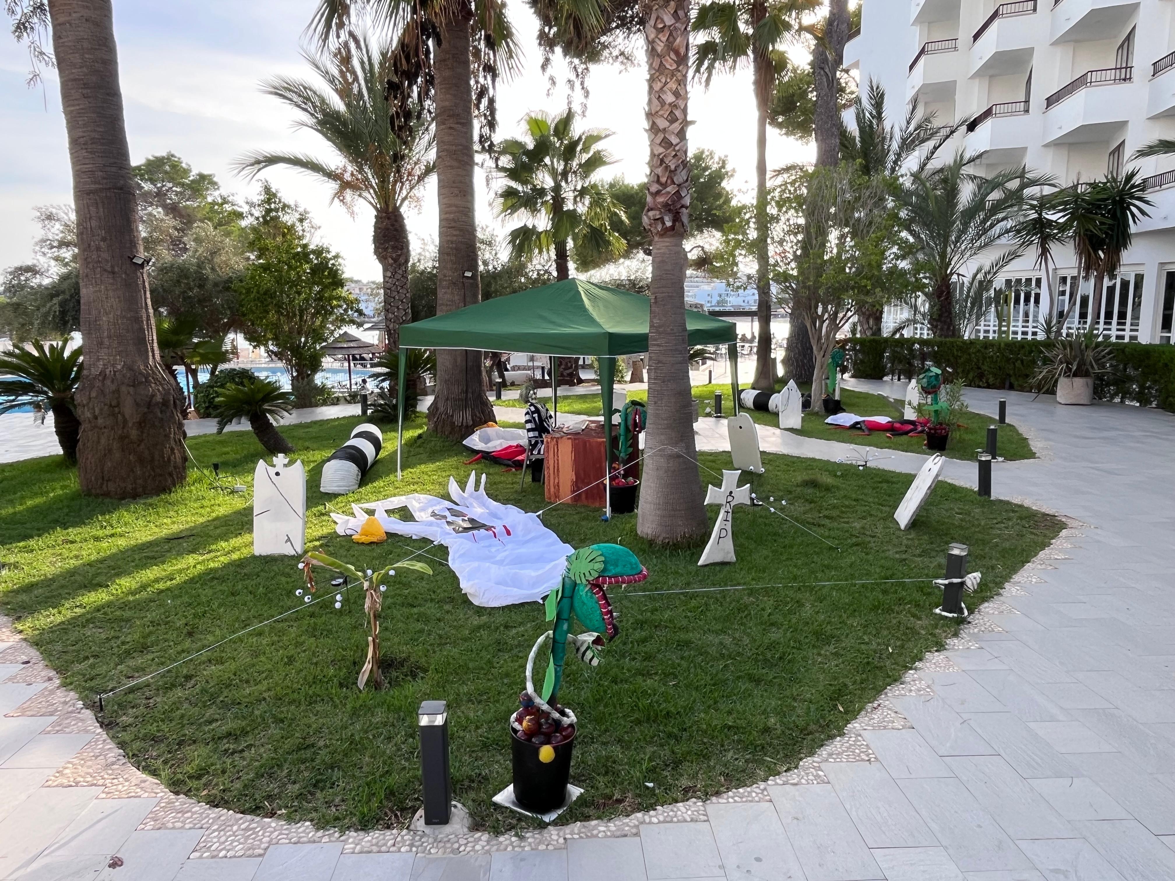 De Halloween versiering was leuk, maar alleen in de avond te bewonderen 