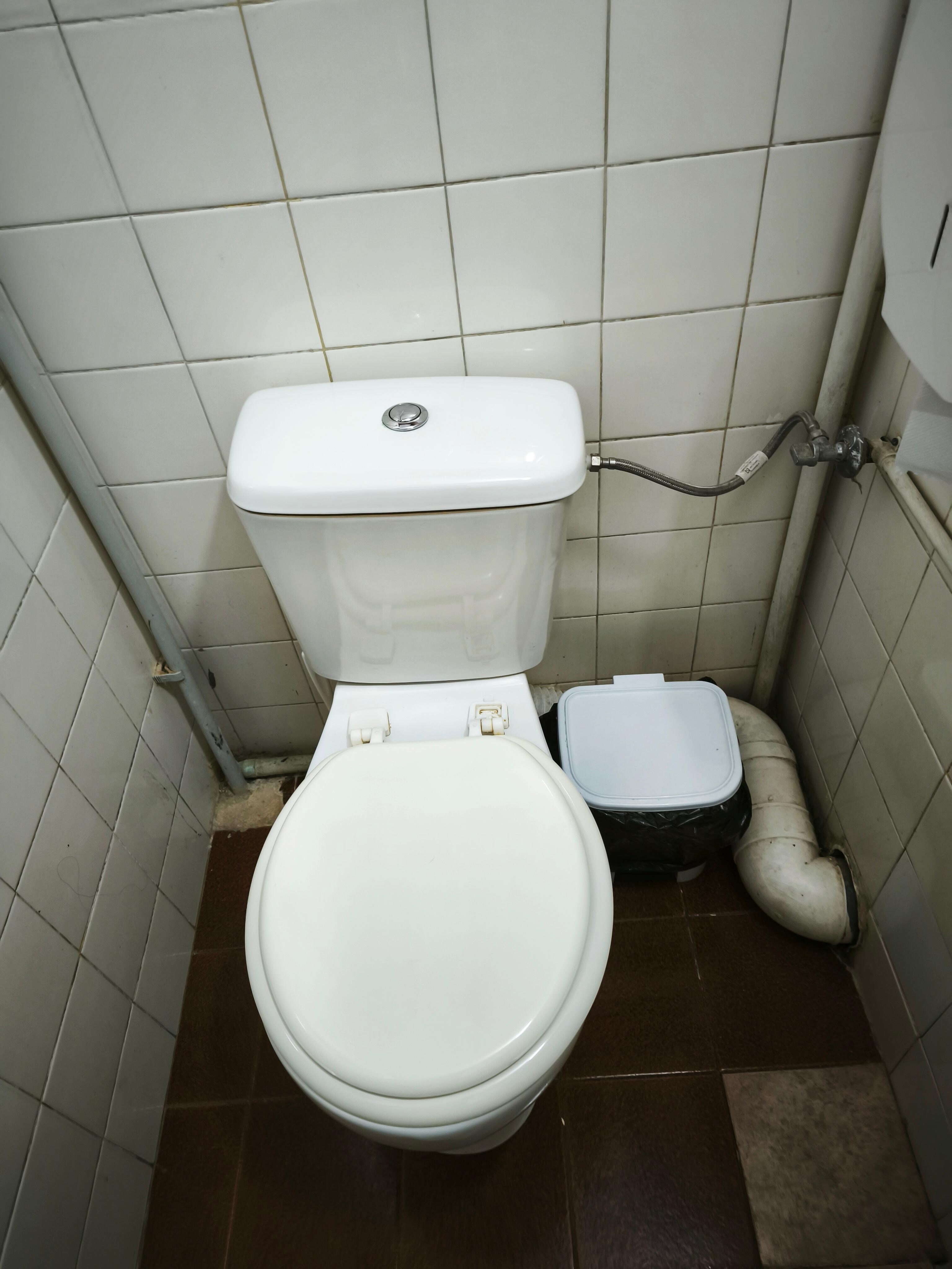 WC sin ventilador ni ventanas.  No hay toallas