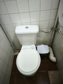 WC sin ventilador ni ventanas.  No hay toallas