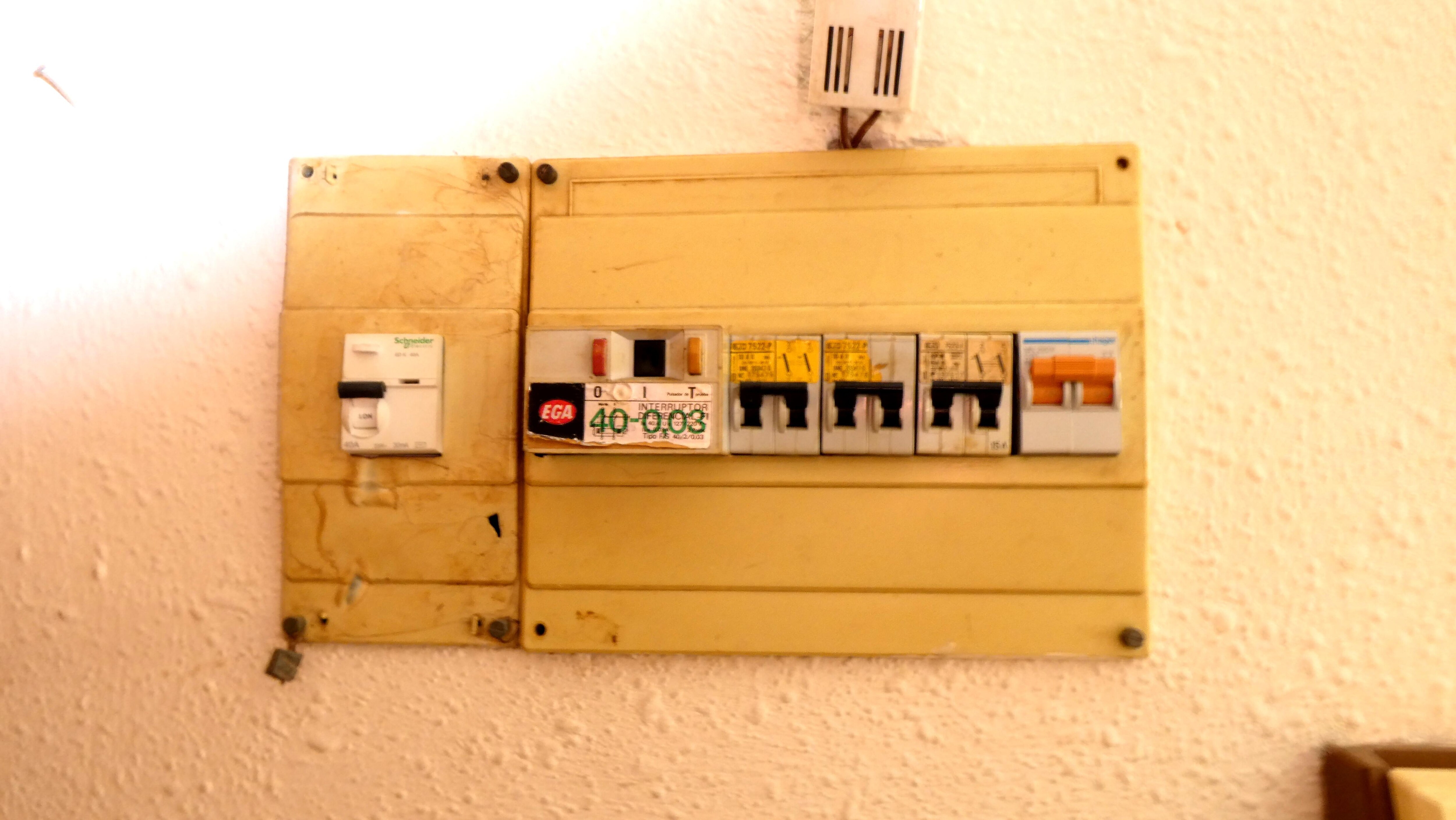 Le compteur électrique date du temps de la livraison de l'appartemetn que j'estime à plus de 20 ans.