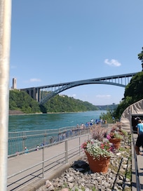 The Rainbow bridge connecting with Canada