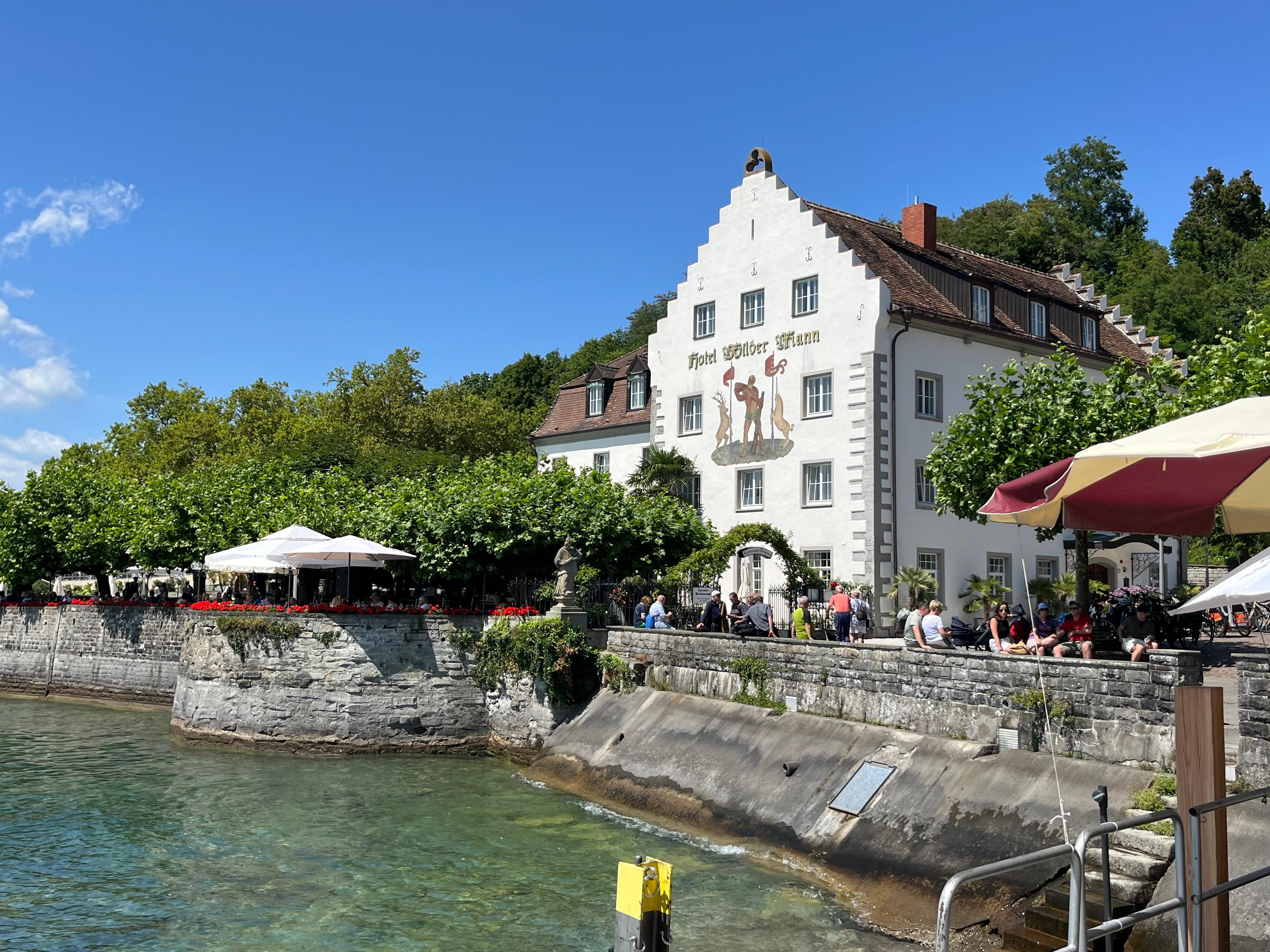 Seeterrasse für Frühstück im anderen Hotel, direkt vorm Stadttor