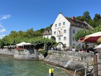 Seeterrasse für Frühstück im anderen Hotel, direkt vorm Stadttor