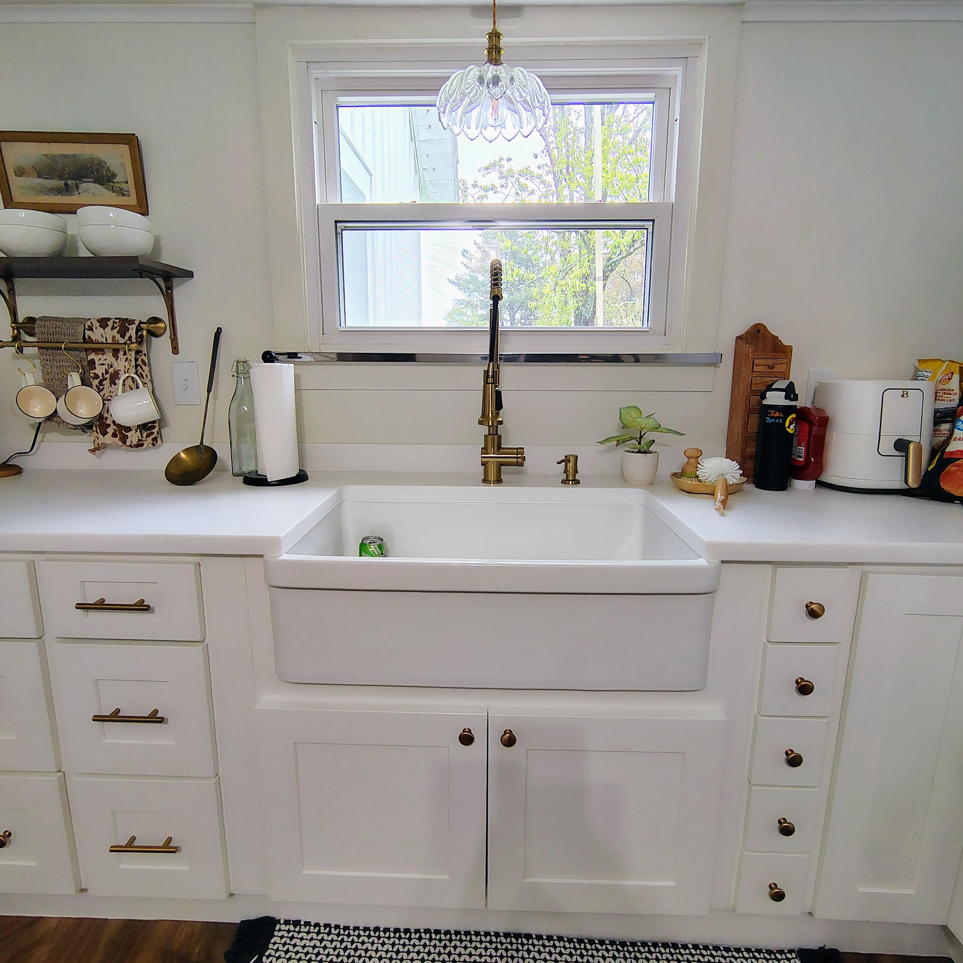 Such a beautiful kitchen!! I just love that sink.