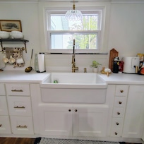 Such a beautiful kitchen!! I just love that sink.