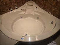 El jacuzzi lleno de mugre y alga por falta de limpiesa. El personal me trato de decir que la mugre viene de la llave y no es asi por que estaba clara hasta que prendi las burbujas y salio mugrero