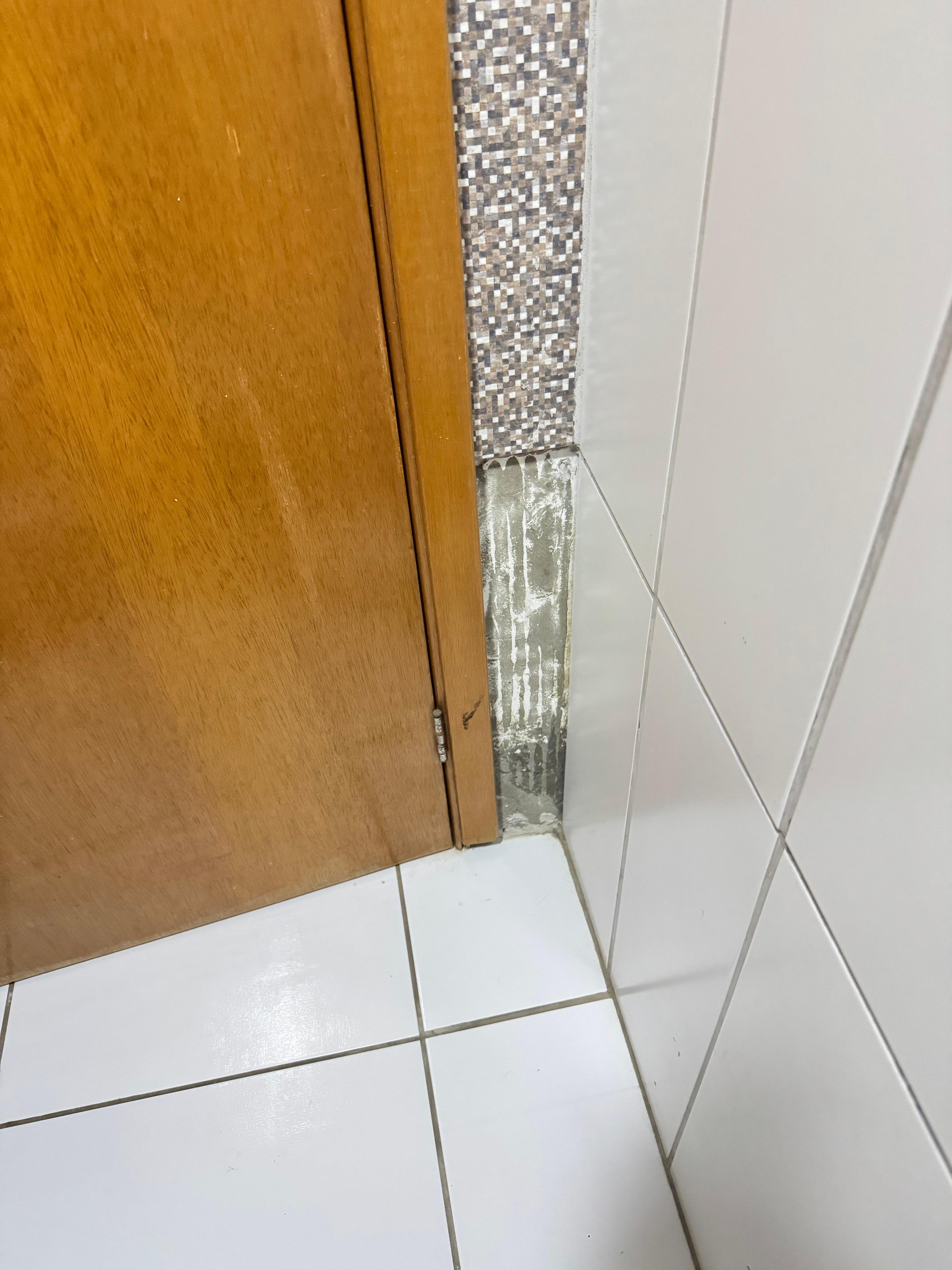 Pedaço da revestimento faltando
