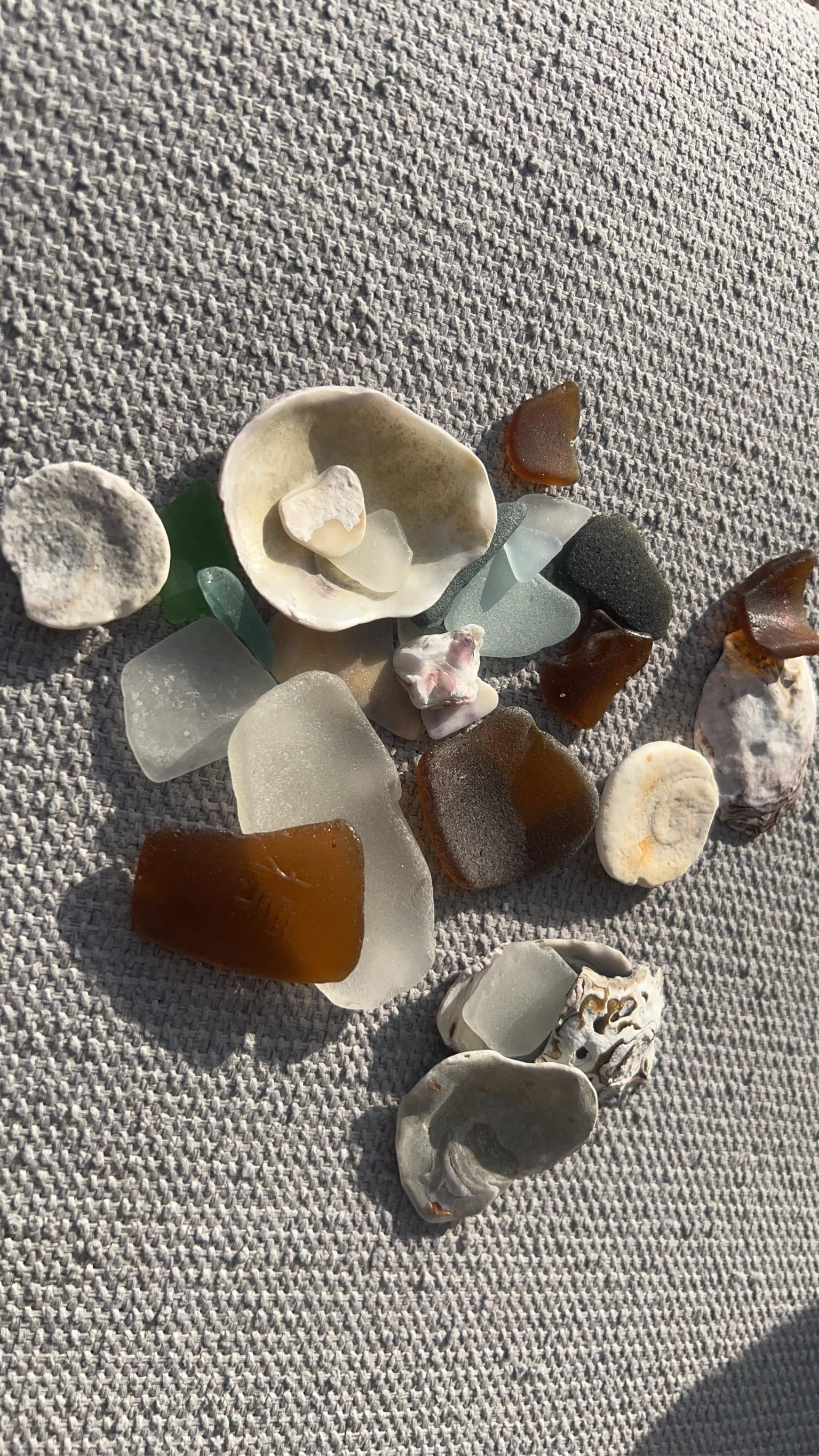 正面の海岸でシーグラス拾い。こんなに拾えました✌️