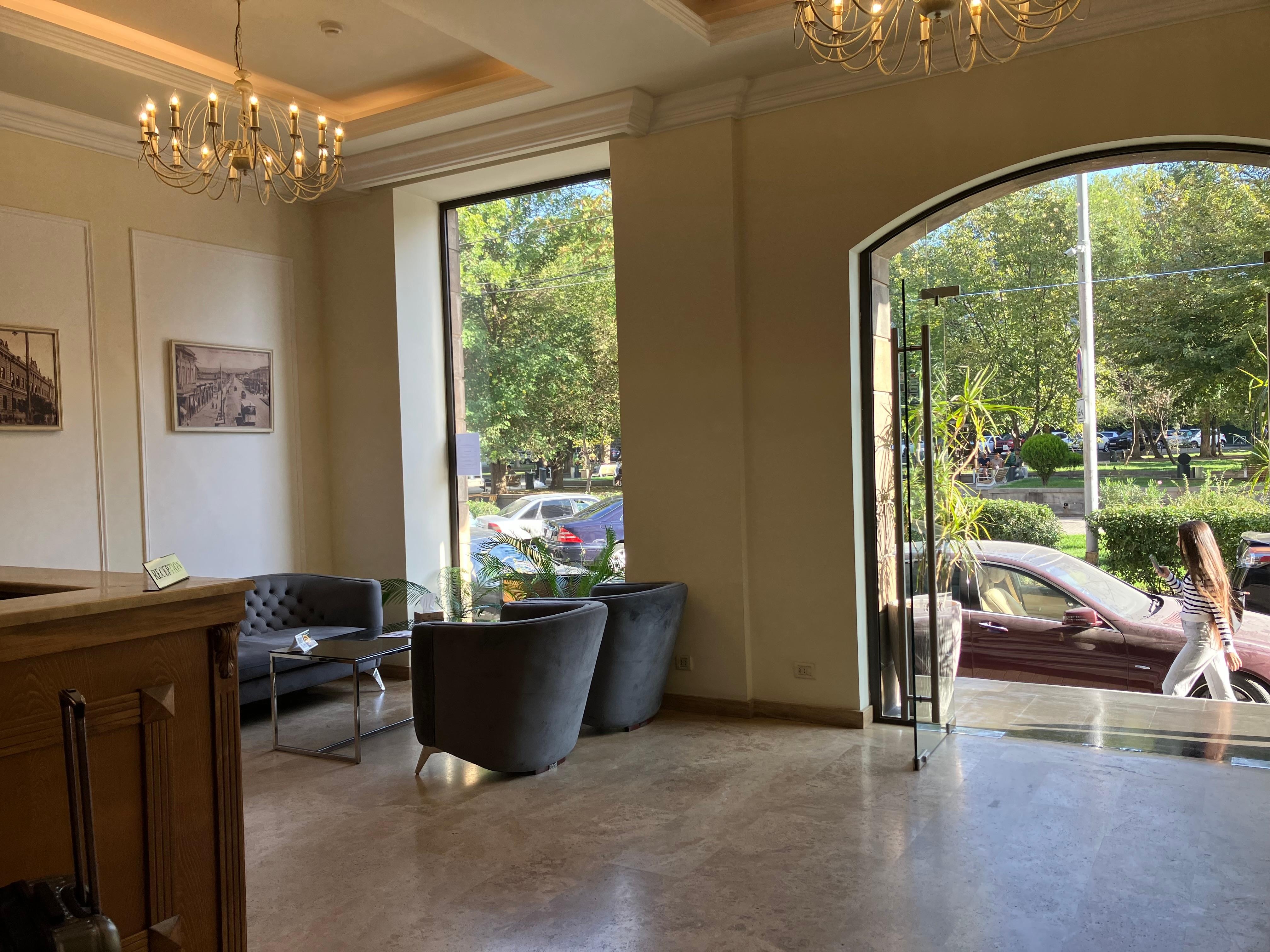 フロント付近は明るい。椅子は少なめ。