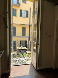 Liten og koselig veranda ut mot bakgården