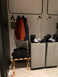 La penderie au dessus du café donc on limite au dessus valise