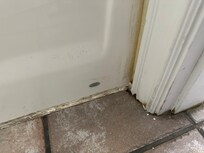 Fußboden und Leisten völlig verdreckt