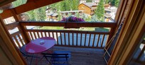 Balcon avec table bistrot 2 chaises et 2 chaises longues pliantes