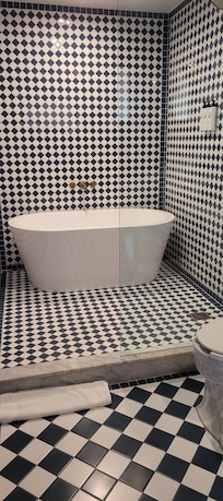 Deluxe King Bathroom