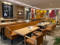 Sala de desayuno. En función de la hora no hay mesas libres limpias.