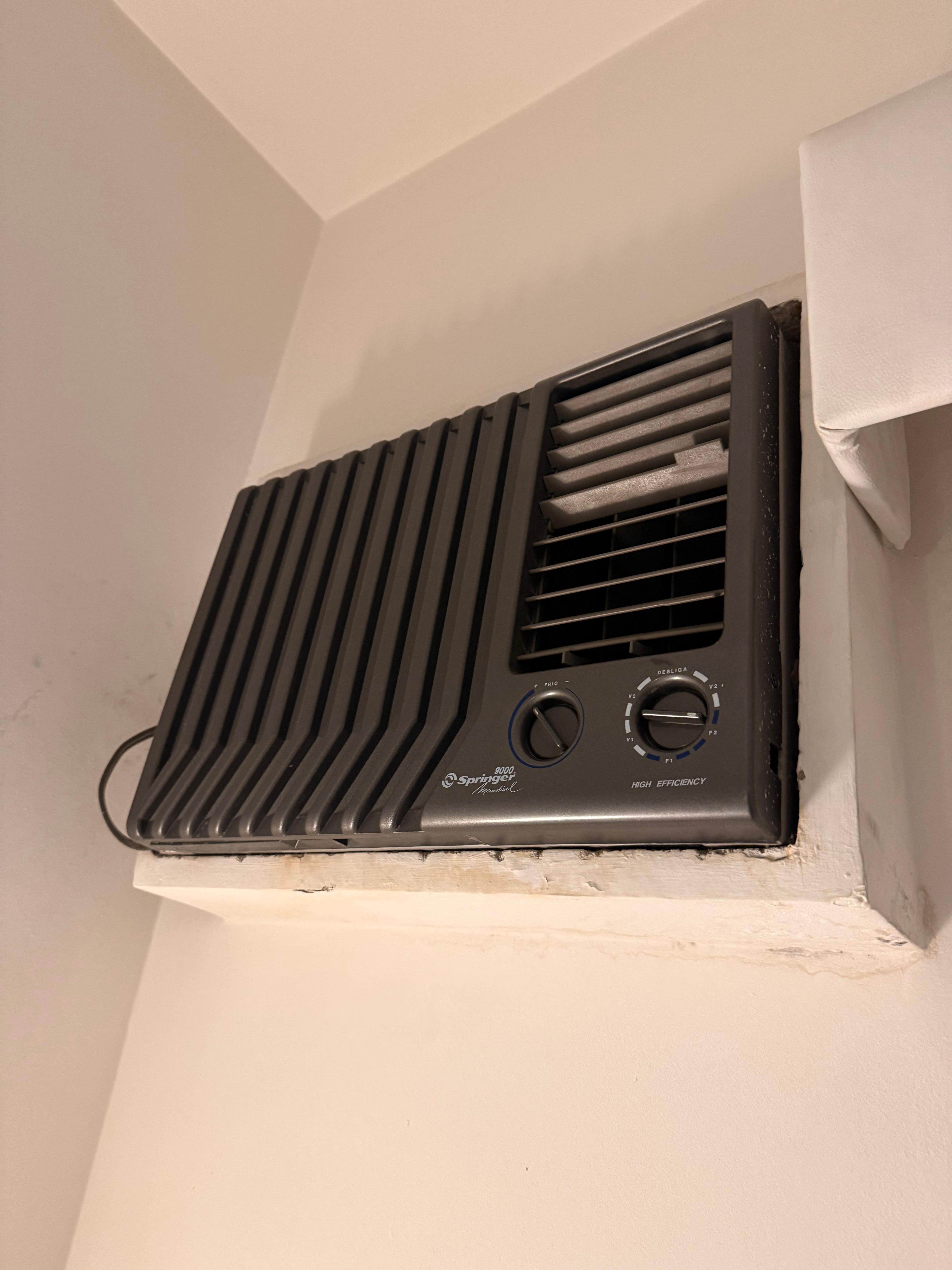 Ar condicionado barulhento, acima da cabeça 