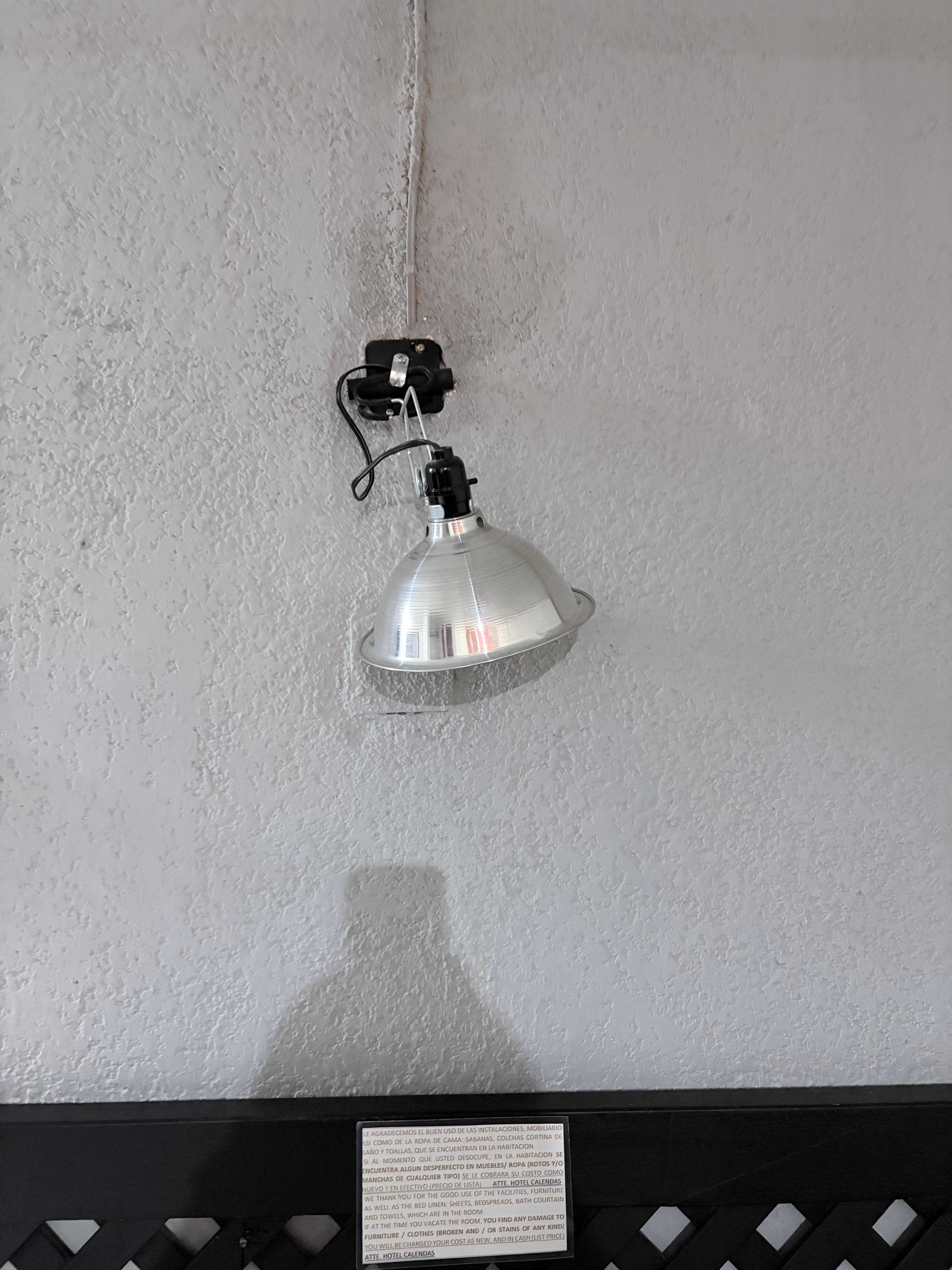Una lámpara colgando