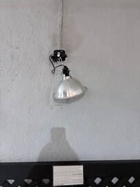 Una lámpara colgando