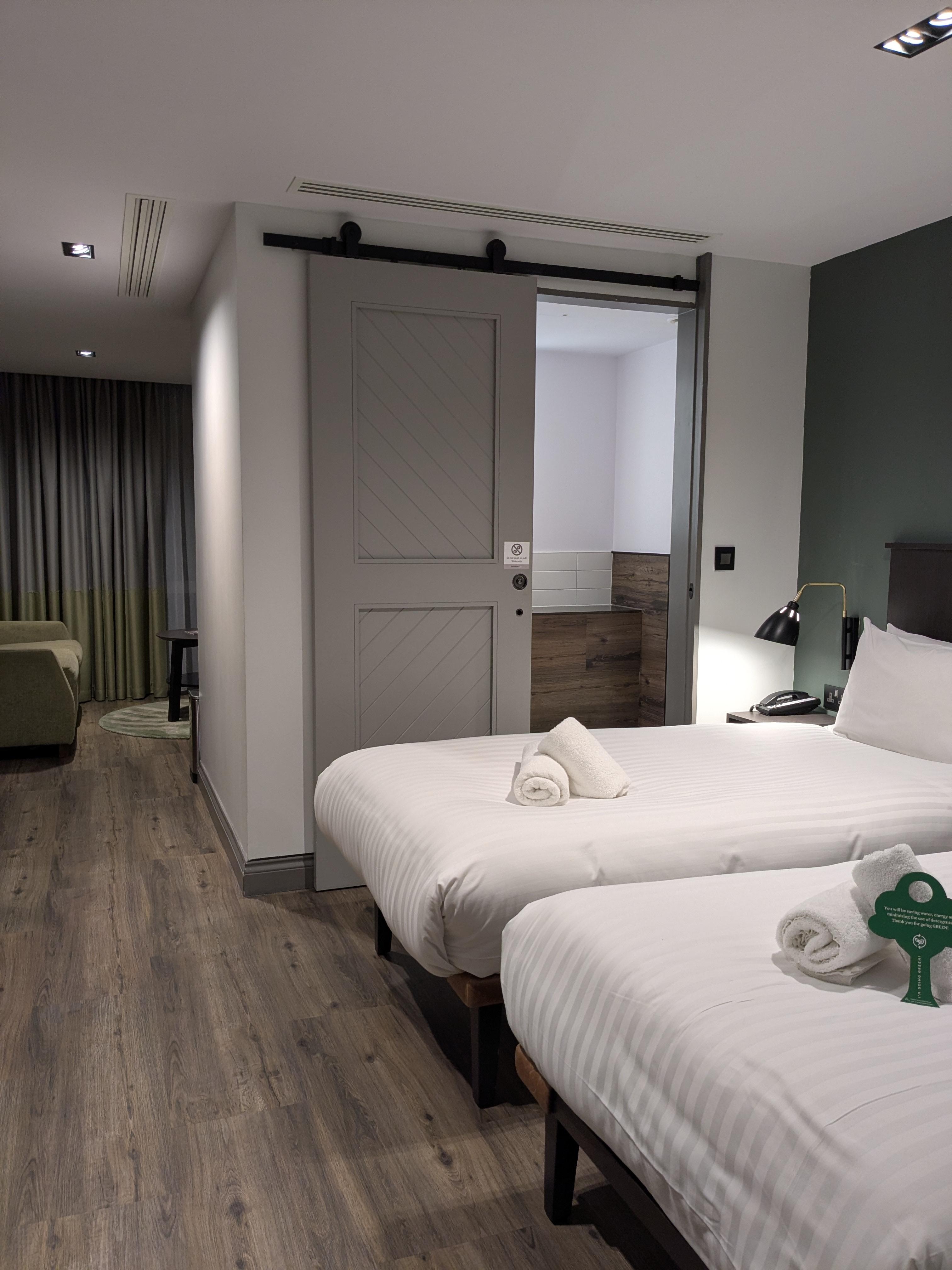 ツインベットとバスルーム