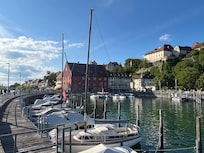Hafenfassade des Hotels (gelbes Haus)