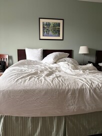 Room was not ready when we check in.