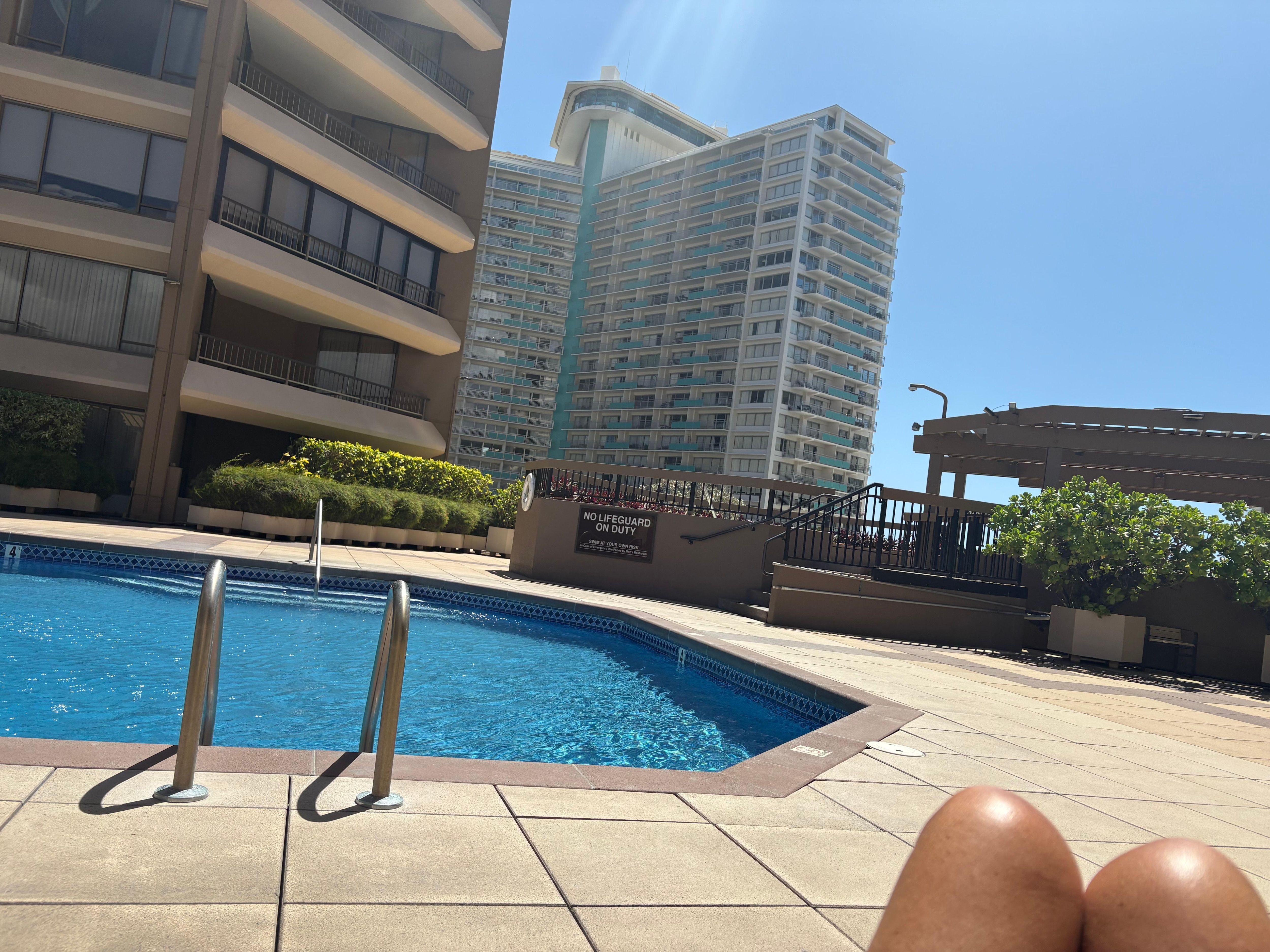 Great peaceful pool and hottub 