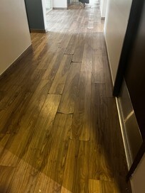 Pasillos con pisos levantados