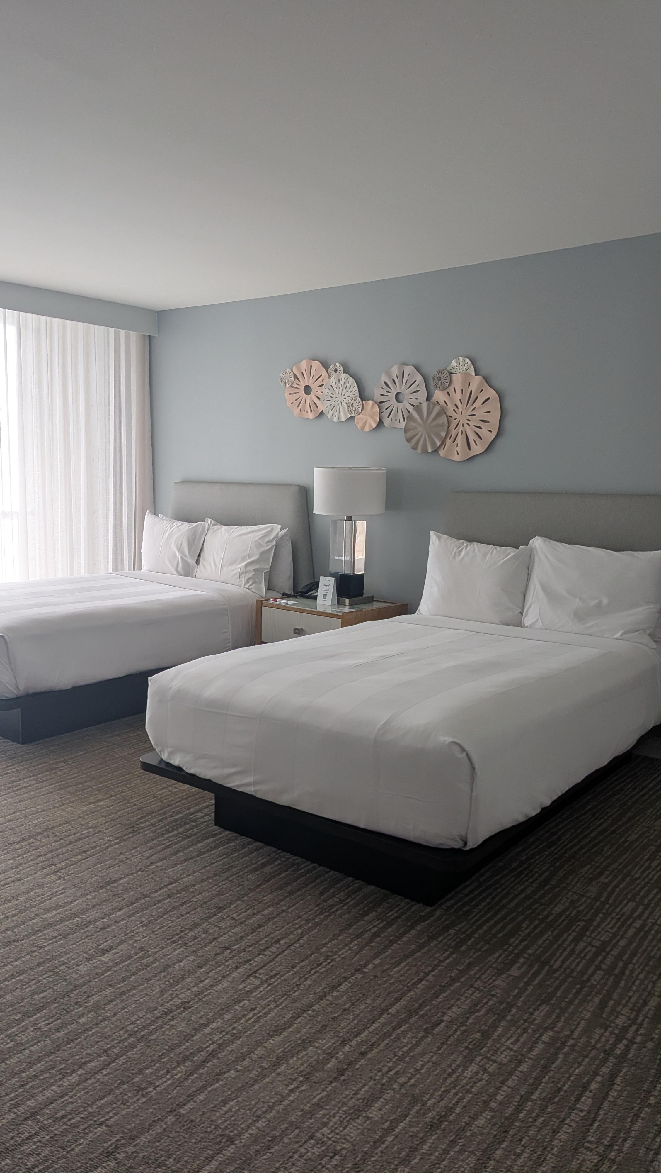 Very clean room with a lovely ocean view. You have everything you need with the mini fridge, ice machine close by, coffee machine and cute couch to eat your masubi 😊. There were balcony construction but it'll be twice as enjoyable once renovated.