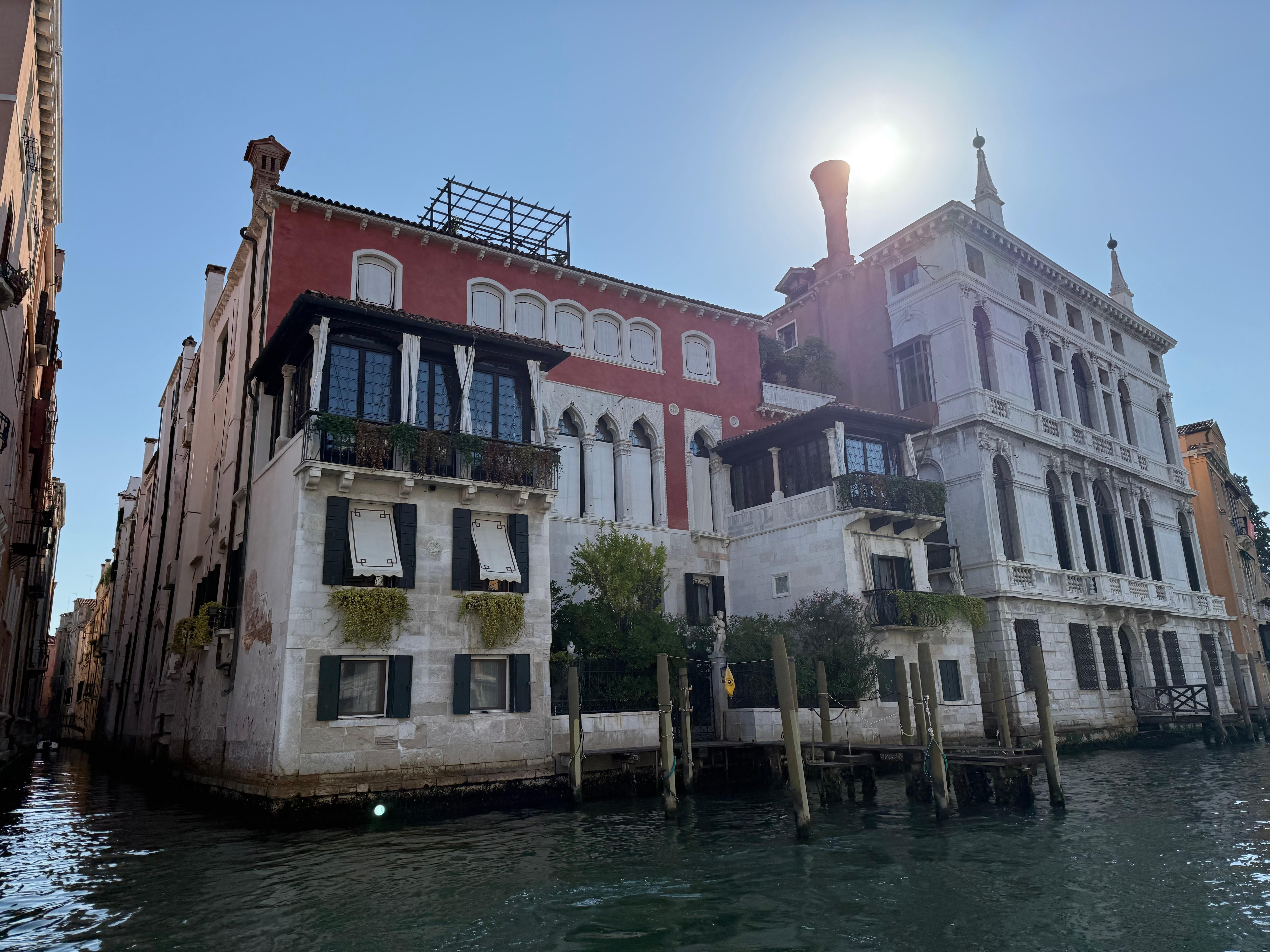 View of the building from the Grand Canal. The apartment is in the left lower side.