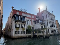 View of the building from the Grand Canal. The apartment is in the left lower side.