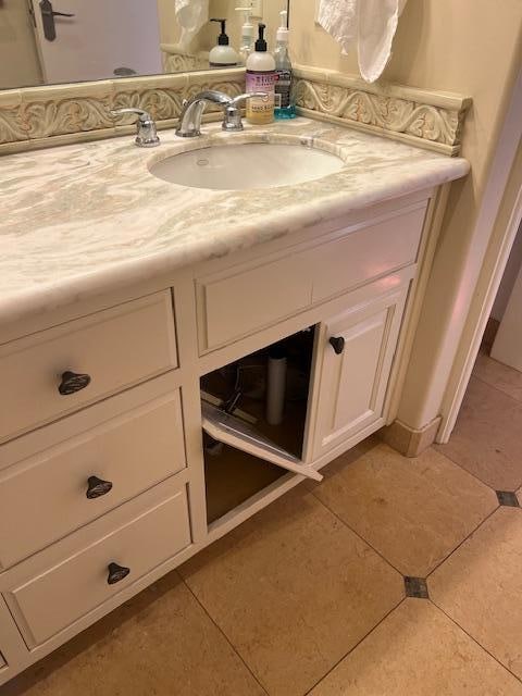 Broken door in Jack & Jill Bathroom.