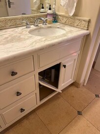 Broken door in Jack & Jill Bathroom.