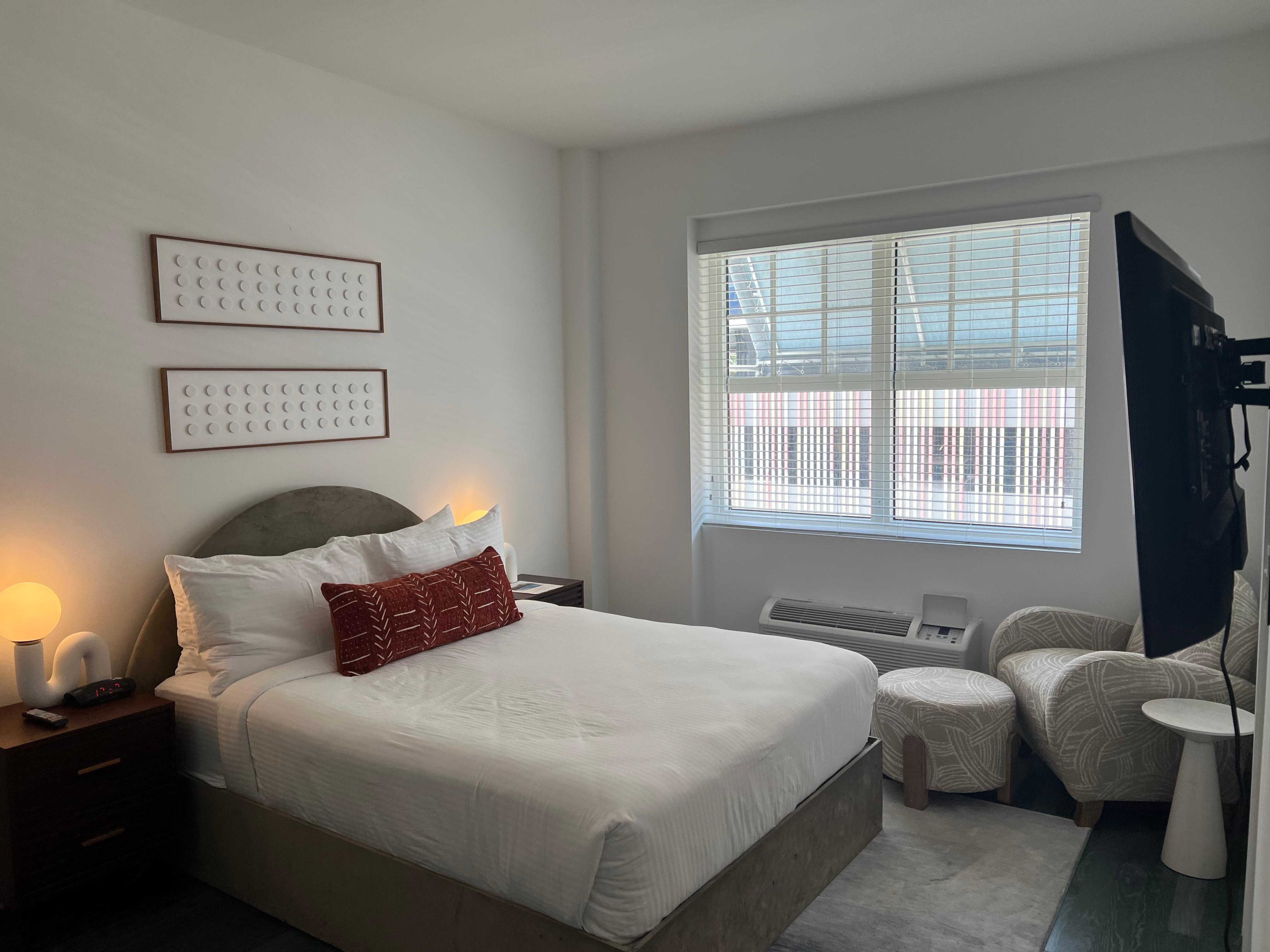Queen room