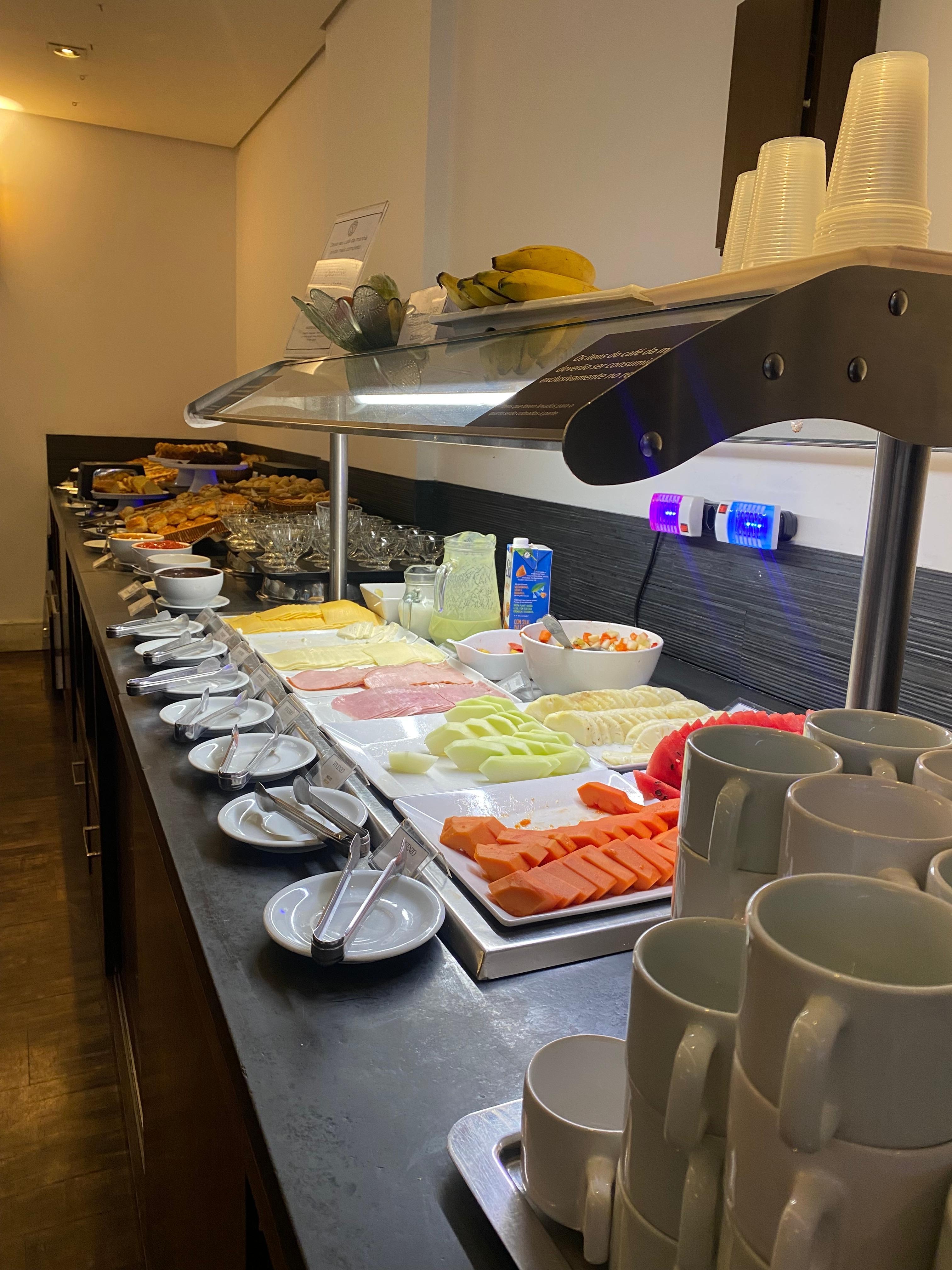 Café da manhã impecável, vasto em variedade e qualidade!