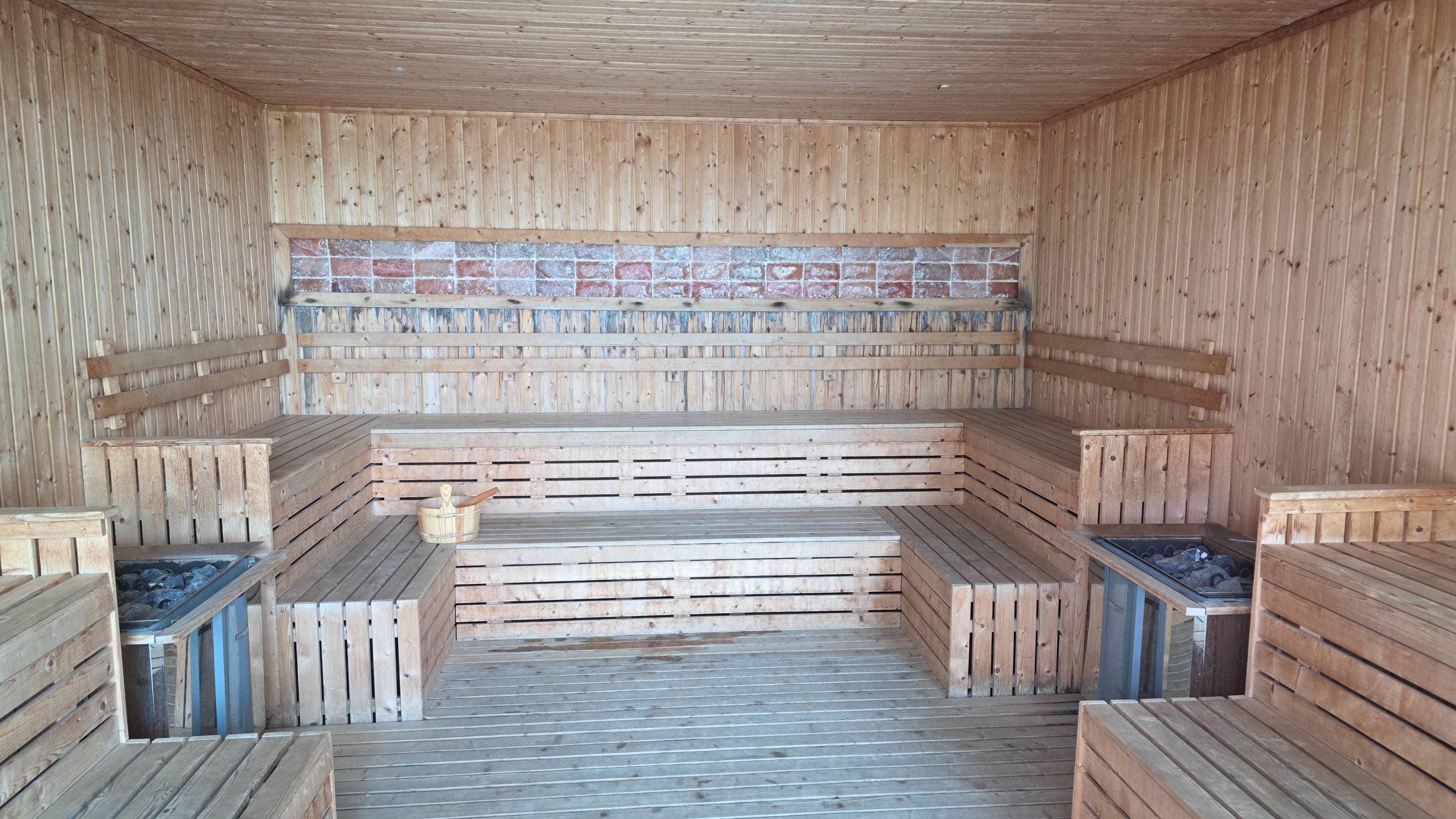 Saunaen ved bassenget. 