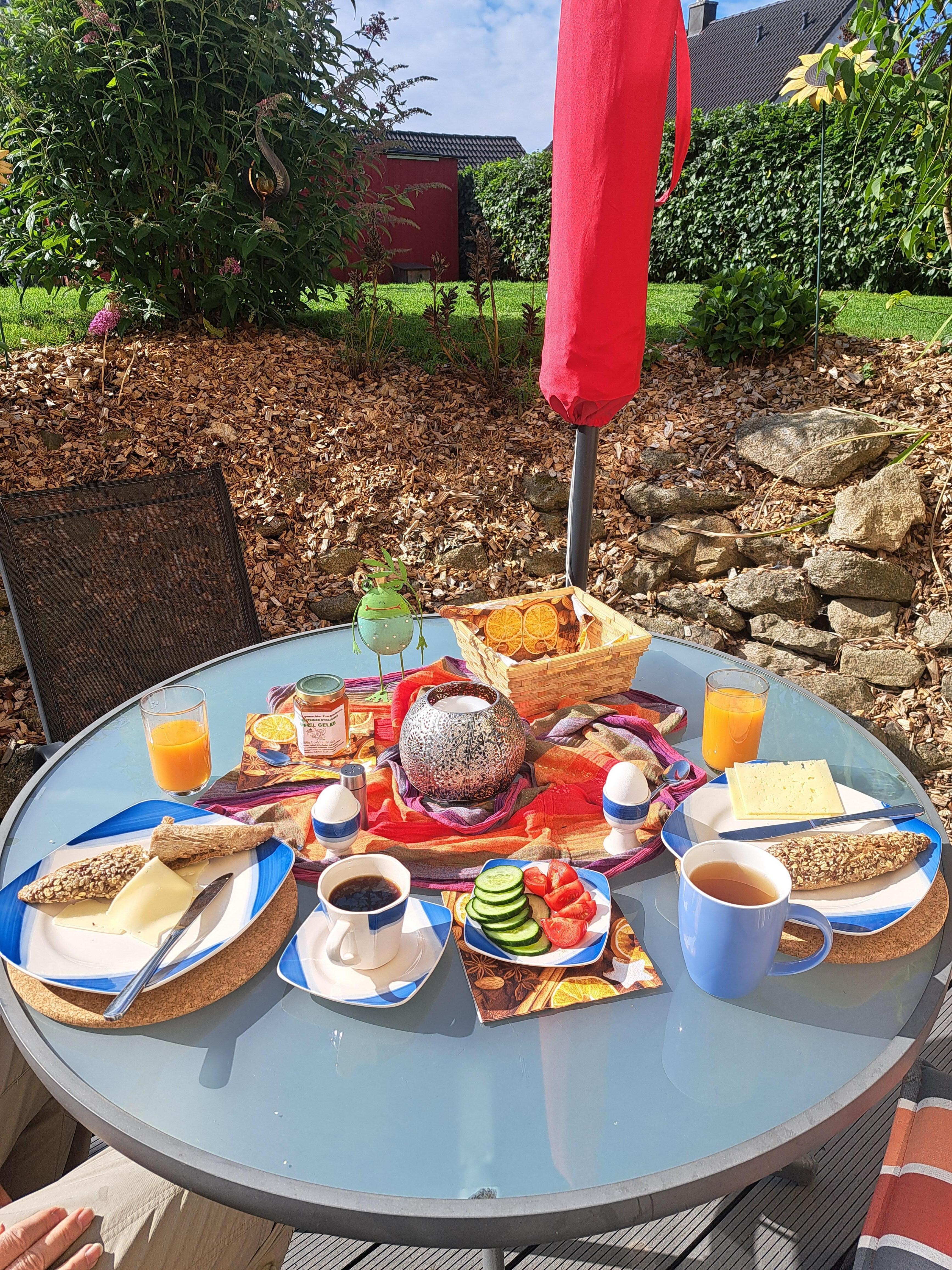 Sonntagsfrühstück auf dem Freisitz direkt vor der Ferienwohnung
