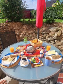 Sonntagsfrühstück auf dem Freisitz direkt vor der Ferienwohnung