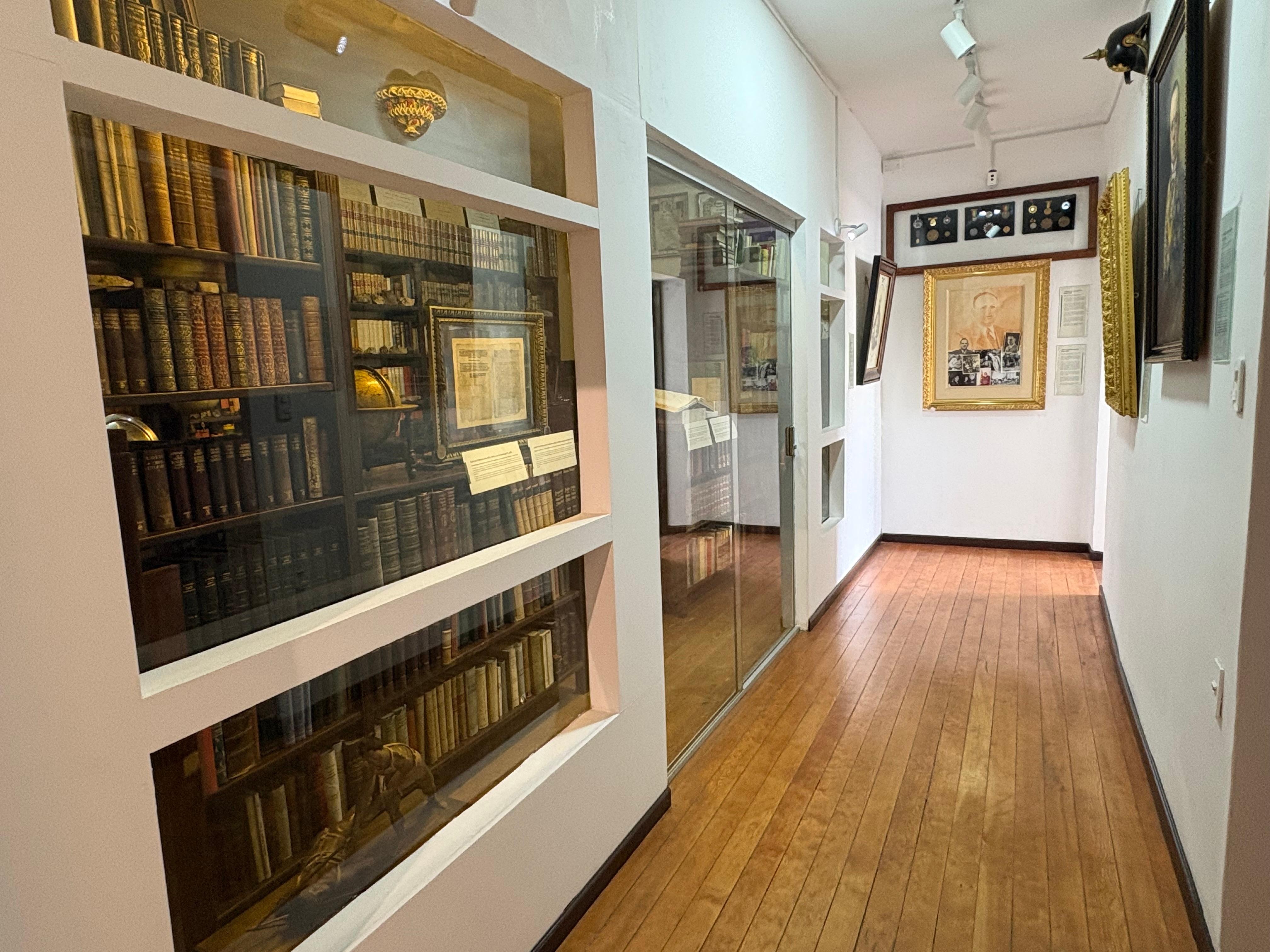 The library leading up to the Jorge room