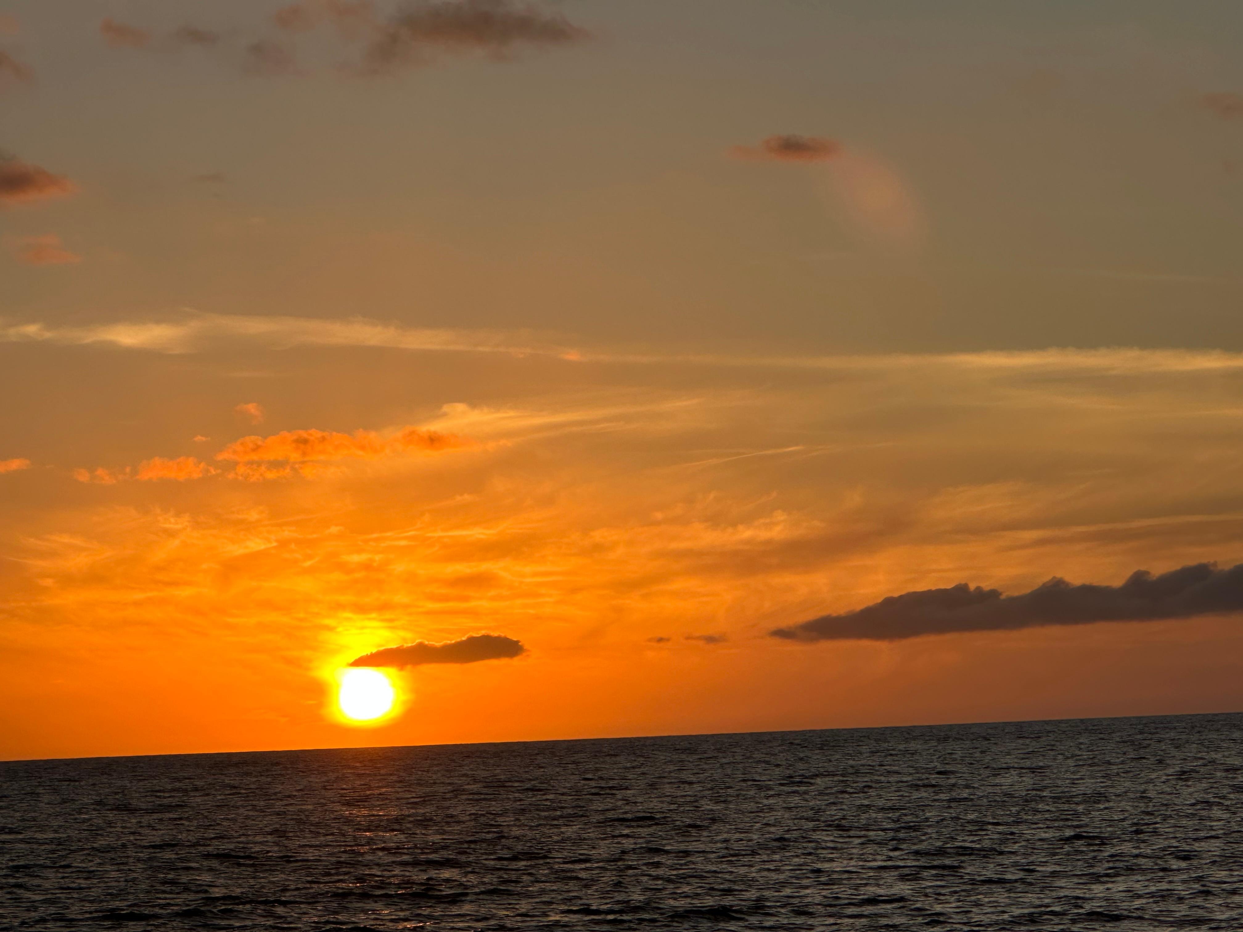 Gorgeous Hawaiian style sunset😎
