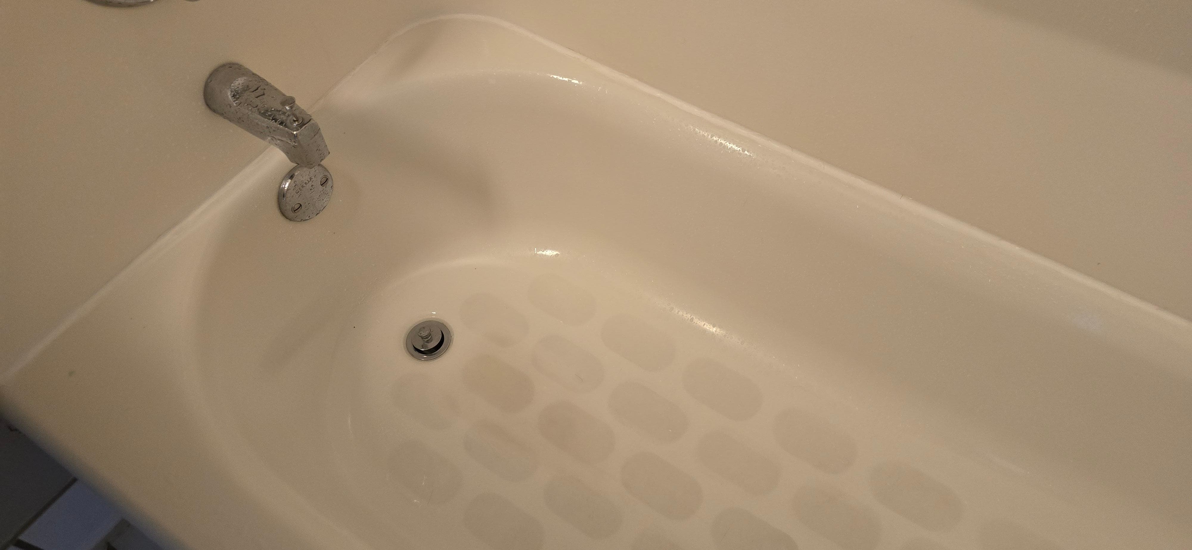 Bathtubs have no mats or grip of any kind on the bottom, they are VERY SLIPPERY! a lawsuit waiting to happen!
The property is covered with very sketchy looking prostitutes and other undesirable people.
Parking lot is VERY small and has only one ♿️ 
