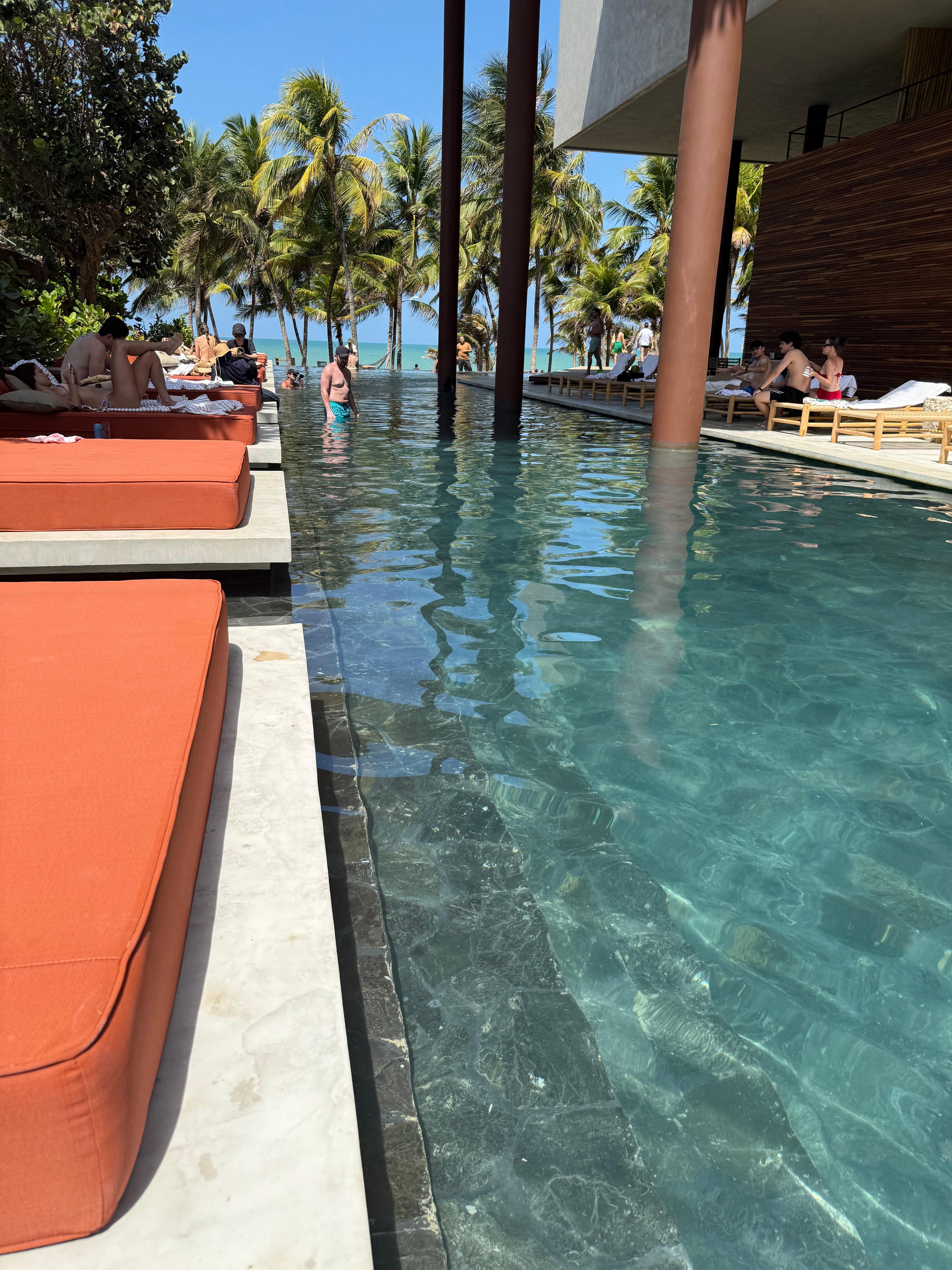 Piscina. Esse é o espaço com sol 