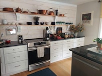 Beautiful kitchen fully stocked with cooking/baking ware