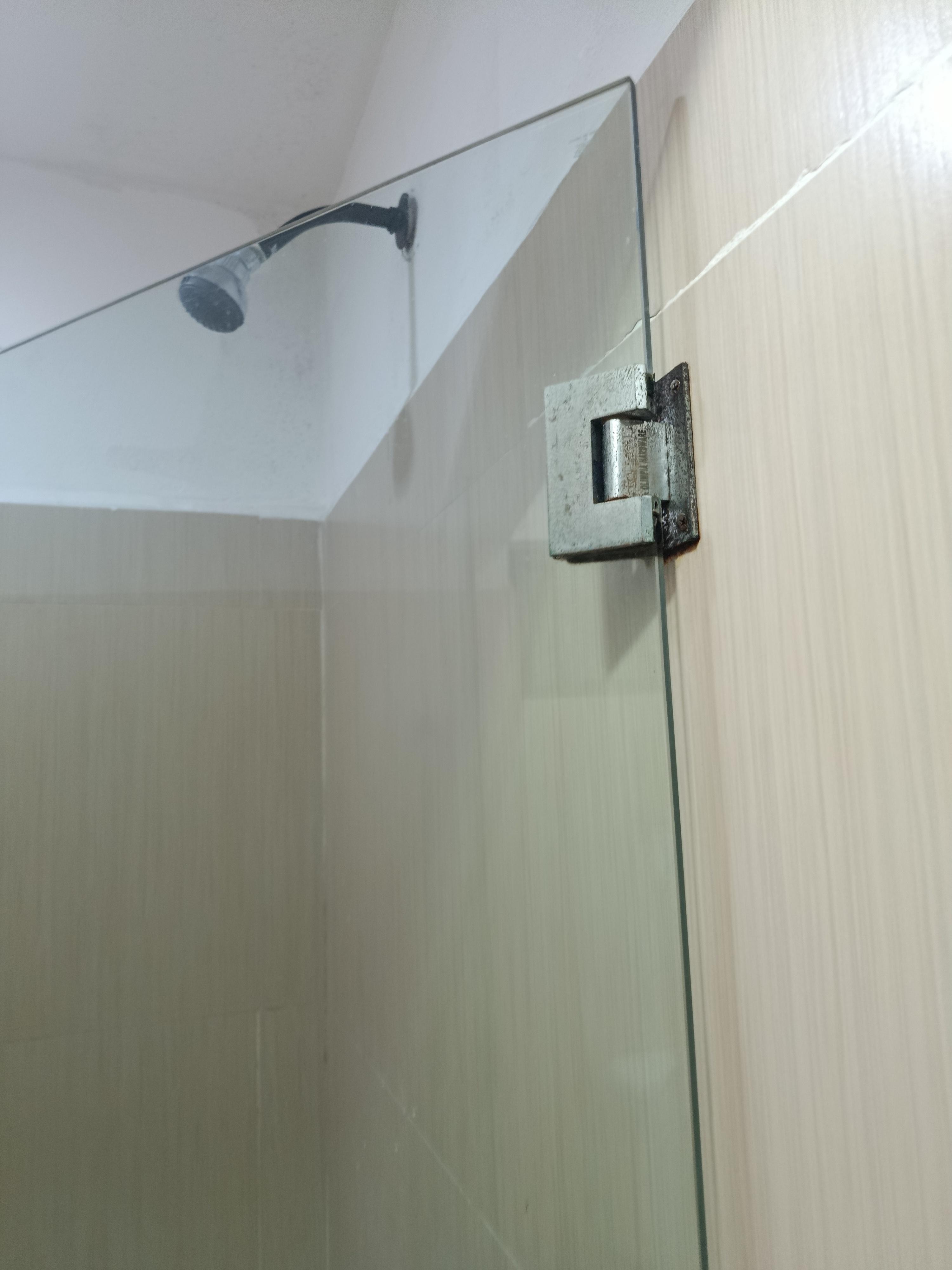 Reporte en recepción que no salía agua y no me resolvieron nunca. Las paredes tienen hongo de humedad, aspecto sucio y viejo. 