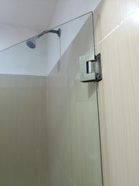 Reporte en recepción que no salía agua y no me resolvieron nunca. Las paredes tienen hongo de humedad, aspecto sucio y viejo.