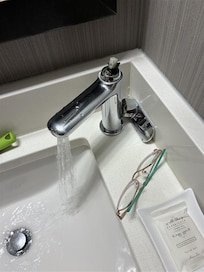 Quirky tap in the bathroom that kept falling off.