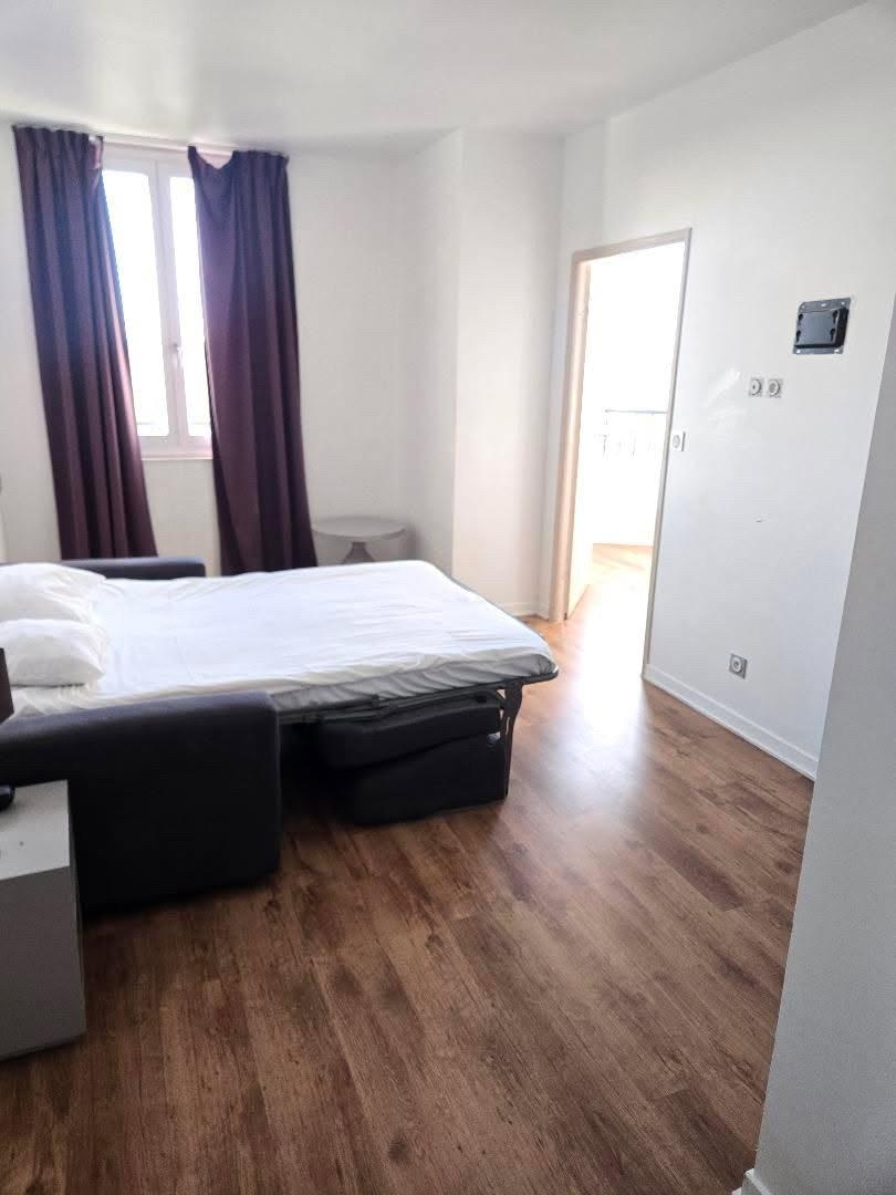 Room no tv old torn furniture