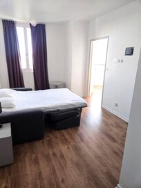 Room no tv old torn furniture