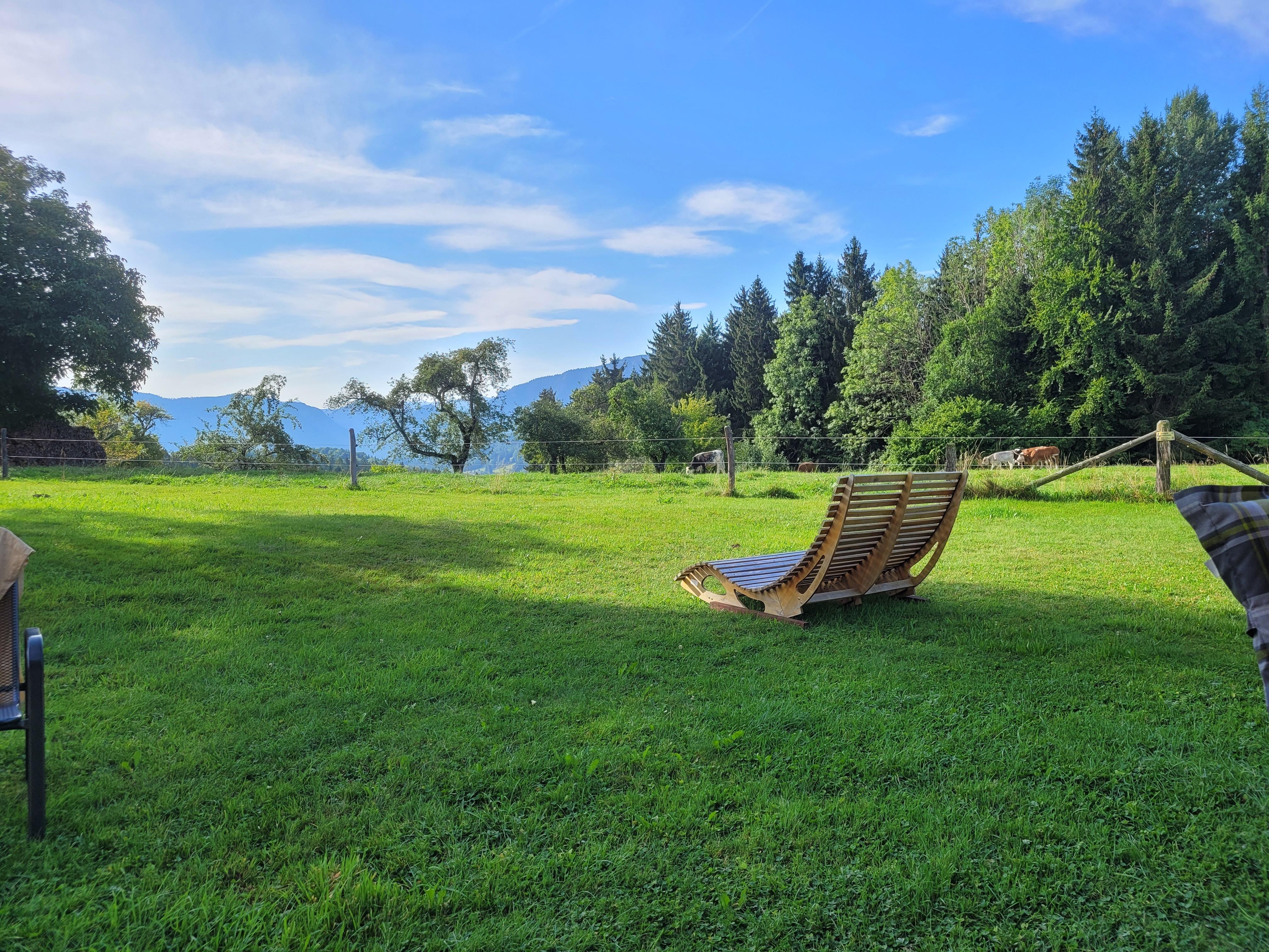 Ausblick hinter dem Haus und Sonnenuntergang in Richtung Chiemsee vor dem Haus